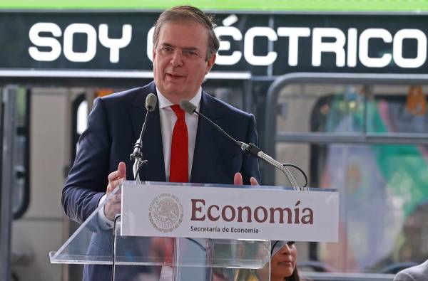 <i>Imagen de archivo del secretario de Economía, Marcelo Ebrard, durante un acto protocolario en la Ciudad de México (México). EFE/ Alex Cruz</i>