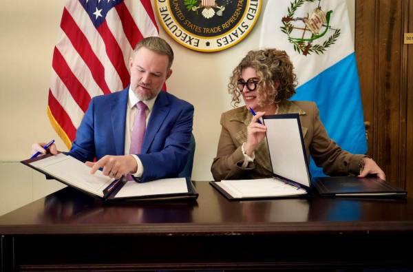 <i>El embajador Jamieson Greer se reunió con la ministra de economía de Guatemala, Adriana Gabriela García, para firmar el Acuerdo de Comercio Recíproco. Foto de cortesía</i>