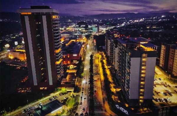 <i>La región vive una tendencia marcada hacia la verticalización: edificios más altos de vivienda y eficientes, especialmente en zonas urbanas. Foto Salvador Meléndez / E&amp;N</i>