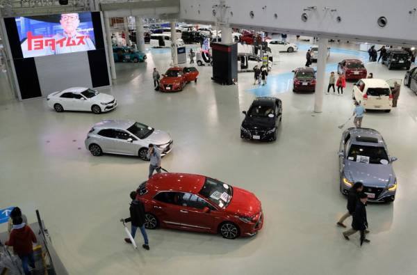 <i>FOTO Toyota car showroom in Tokyo / KAZUHIRO NOGI / AFP</i>