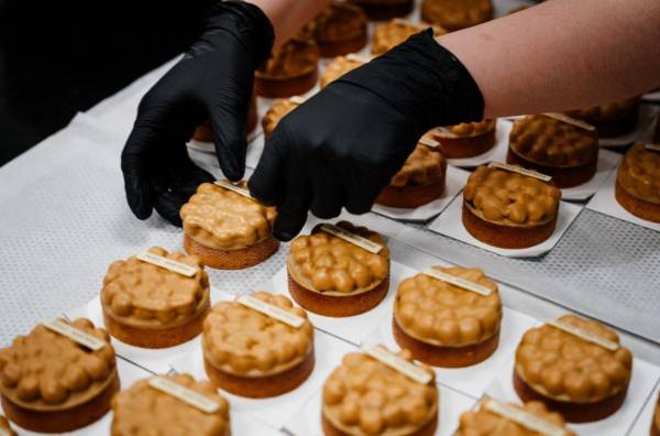<i>Un pastelero prepara tartaletas con avellanas y chocolate 'rubio' en la chocolatería Valrhona de París el 1 de marzo de 2024. FOTO Dimitar DILKOFF / AFP</i>