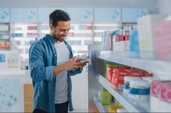 <i>Aunque la farmacia sigue siendo el canal más relevante, el 40 % decide por experiencia previa, mientras que la recomendación del farmacéutico influye en un tercio de las compras. FOTO CORTESÍA / E&amp;N</i>
