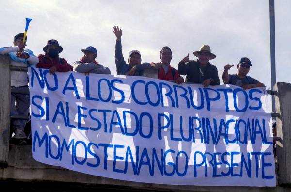 <i>Indígenas bloquean una carretera durante una protesta exigiendo la renuncia de la fiscal general Consuelo Porras y del fiscal Rafael Curruchiche en San Cristóbal Totonicapán, Guatemala, el 2 de octubre de 2023. Estados Unidos condenó enérgicamente el domingo la incautación de materiales de las elecciones del país por parte de los fiscales guatemaltecos. tribunal, una medida que, según dijo, socava una transición pacífica del poder después de las elecciones presidenciales de este año. Fiscales guatemaltecos confiscaron material electoral bajo custodia del Tribunal Supremo Electoral (TSE) supuestamente para investigar supuestas irregularidades en la votación. FOTO Gustavo RODAS/AFP</i>