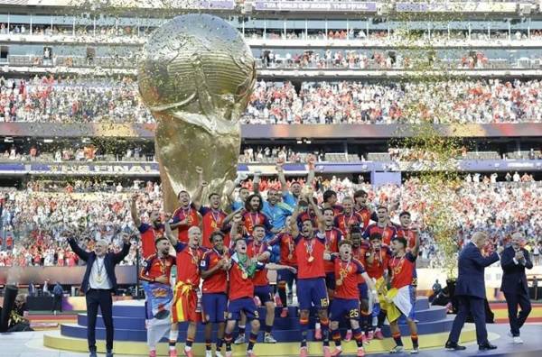 Jugadores de España celebran con el trofeo del Mundial de la FIFA 2026. EFE/ Lavandeira Jr