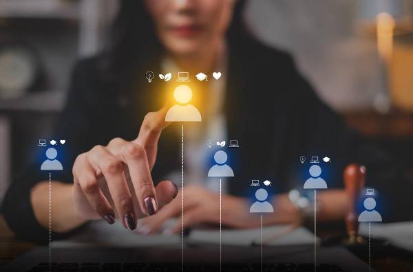 <i>Consultoras y medios especializados describen el fenómeno como job hugging: aferrarse al trabajo actual ante un mercado percibido como frágil, más regulaciones, presión de la IA sobre ciertos roles y menor creación de nuevos puestos. FOTO SHUTTERSTOCK</i>