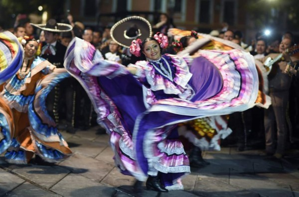 Cientos de mariachis dan serenata masiva en Plaza Garibaldi para reactivar turismo