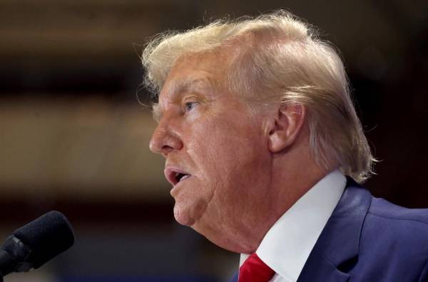 <i>El candidato presidencial republicano de 2024 y expresidente de Estados Unidos, Donald Trump, habla con los invitados durante un mitin Commit To Caucus en el recinto ferial del condado de Jackson el 20 de septiembre de 2023 en Maquoketa, Iowa.FOTO Scott Olson/Getty Images/AFP</i>