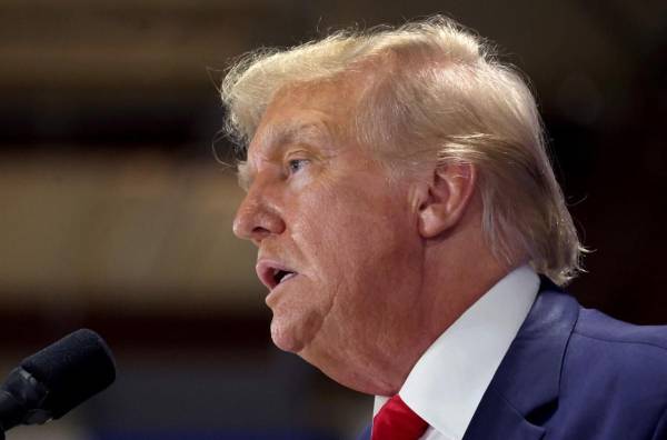 <i>El candidato presidencial republicano de 2024 y expresidente de Estados Unidos, Donald Trump, habla con los invitados durante un mitin Commit To Caucus en el recinto ferial del condado de Jackson el 20 de septiembre de 2023 en Maquoketa, Iowa.FOTO Scott Olson/Getty Images/AFP</i>