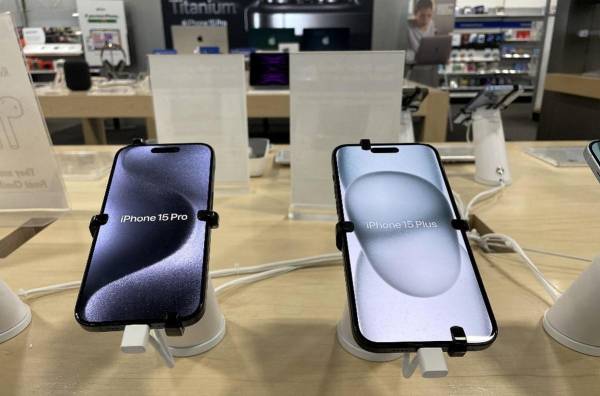 <i>El nuevo Apple iPhone 15 se exhibe en una tienda Best Buy el 2 de noviembre de 2023 en San Rafael, California. Apple informará las ganancias del cuarto trimestre hoy después de la campana de cierre. FOTO Justin Sullivan/Getty Images/AFPJUSTIN SULLIVAN / GETTY IMAGES NORTEAMÉRICA / Getty Images vía AFP</i>