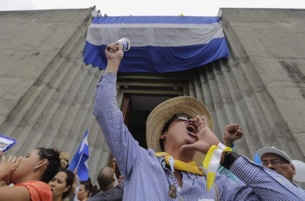 Fieles católicos de Nicaragua piden libertad a presos políticos en la catedral de Managua, el 28 de octubre 2018. (Foto INTI OCON / AFP)
