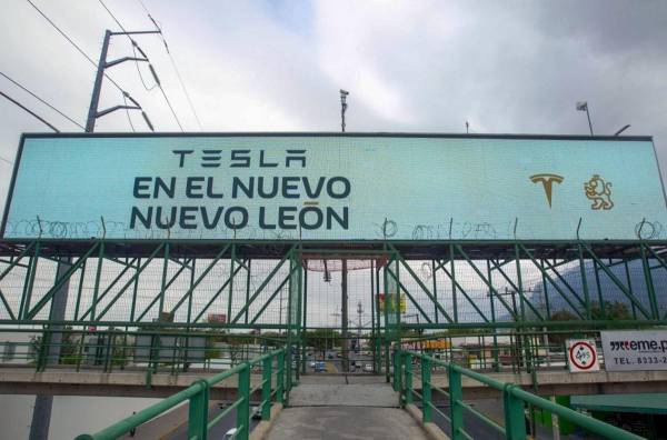 <i>Un cartel que anuncia la llegada del fabricante estadounidense de automóviles eléctricos Tesla se ve en Monterrey, estado de Nuevo León, México, el 12 de marzo de 2023. Foto AGUILAR / AFP</i>