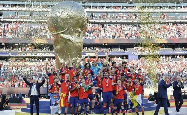 Jugadores de España celebran con el trofeo del Mundial de la FIFA 2026. EFE/ Lavandeira Jr