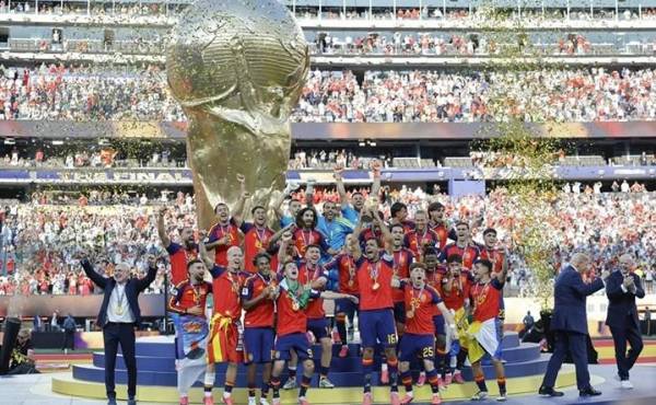 Jugadores de España celebran con el trofeo del Mundial de la FIFA 2026. EFE/ Lavandeira Jr