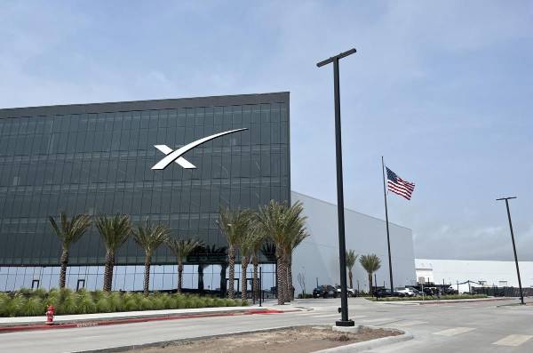 <i>Fotografía de archivo del edificio de la empresa aeroespecial SpaceX en la ciudad de Starbase a las afueras de Brownsville, en el sur de Texas (EE.UU.). EFE/Alejandra Arredondo</i>