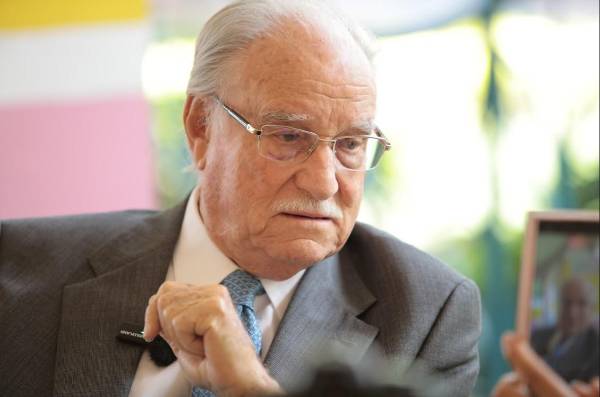 <i>Carruseles, trencitos, troncosplash, tifón... juegos mecánicos subiendo y bajando en medio del bullicio de familias y grupos de adolescentes paseando por el parque Mundo Petapa. Ese fue el entorno en el que nos encontramos una mañana con Ricardo Castillo Sinibaldi, el impulsor del mundo mágico llamado IRTRA. FOTO JOSÉ CARLOS FLORES</i>