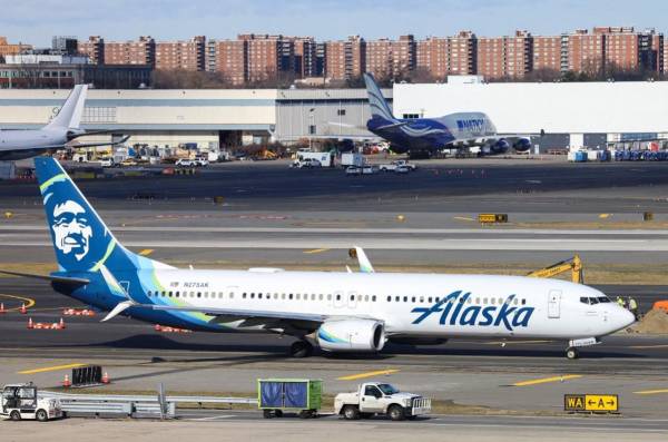 <i>(ARCHIVOS) Se ve un avión de pasajeros de Alaska Airlines en camino a San Francisco antes del despegue en el aeropuerto John F. Kennedy el 8 de enero de 2024. FOTO Charly TRIBALLEAU / AFP</i>
