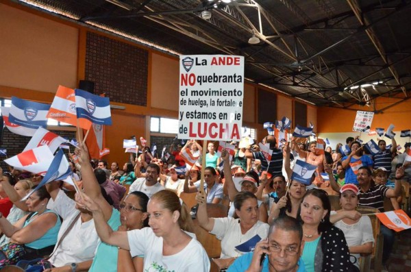 Costa Rica: educadores se mantienen en huelga