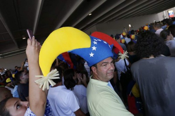 Oposición define 'ofensiva final' contra Maduro