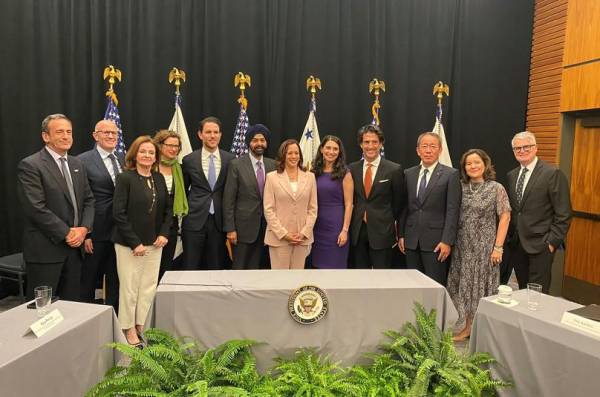 Vicepresidenta Kamala Harris junto a representantes de las 10 empresas y organizaciones que se convierten en miembros del Partnership for Central America.