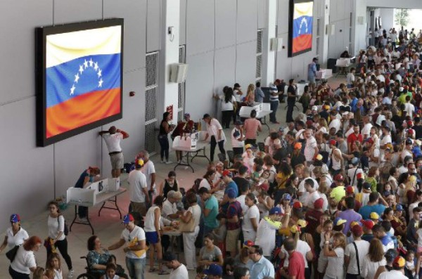 Oposición define 'ofensiva final' contra Maduro