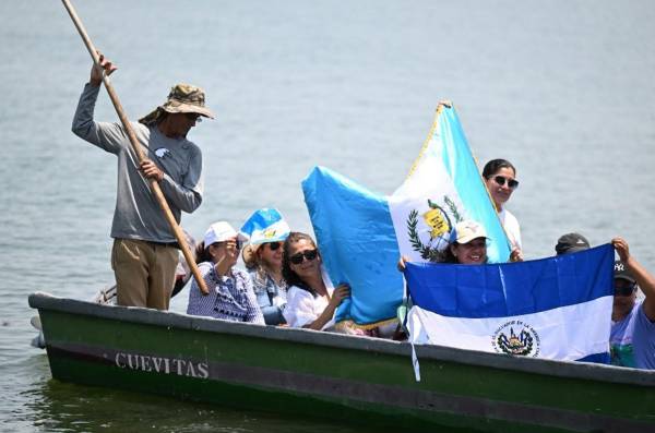 <i>Defensores ambientales de El Salvador, Guatemala y Honduras realizan una manifestación contra la empresa minera Cerro Blanco en el lago Guija en Metapán, El Salvador, el 19 de abril de 2024. FOTOS Marvin RECINOS / AFP</i>
