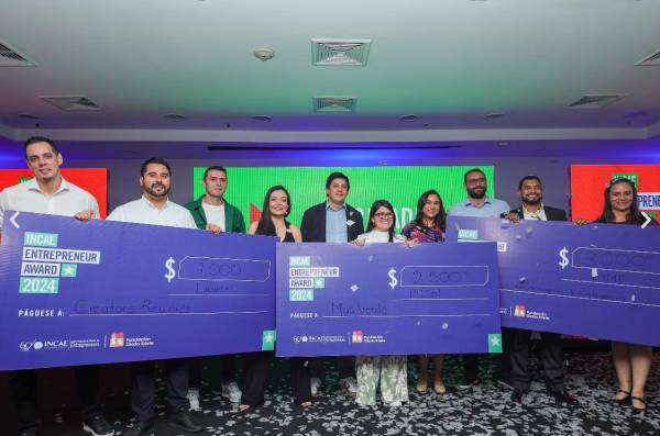 <i>Los ganadores posan con sus respectivos premios. FOTO FGK</i>