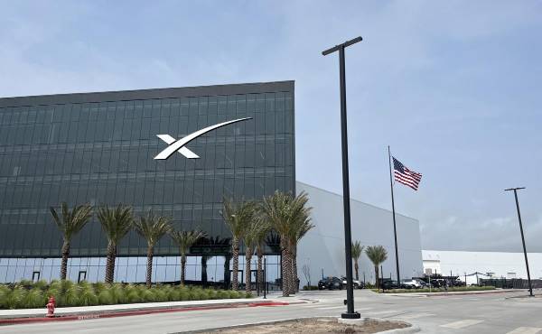 <i>Fotografía de archivo del edificio de la empresa aeroespecial SpaceX en la ciudad de Starbase a las afueras de Brownsville, en el sur de Texas (EE.UU.). EFE/Alejandra Arredondo</i>