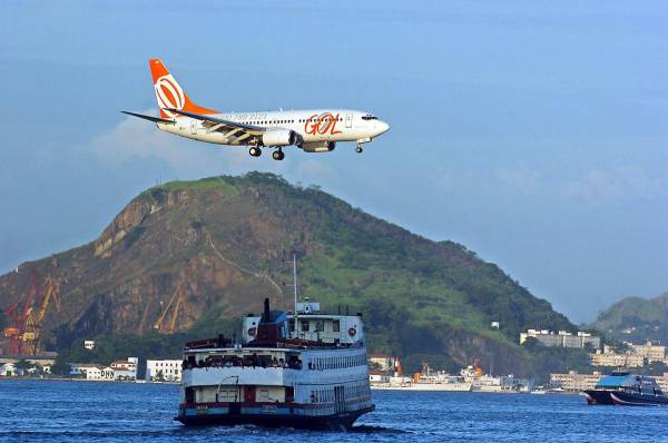 <i>Fotografía de archivo en donde se ve un avión de la aerolínea brasileña Gol. EFE/Marcelo Sayão</i>