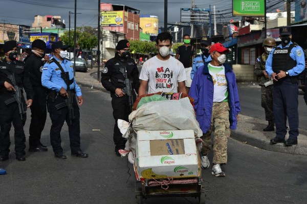 Hondureños confinados por coronavirus bloquean calles