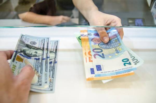 Euro cae a nivel más bajo frente al dólar en 20 años