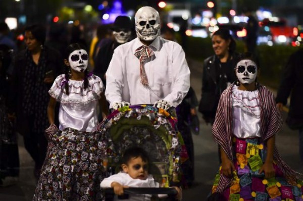 México: Calaveras desfilan previo al Día de Muertos
