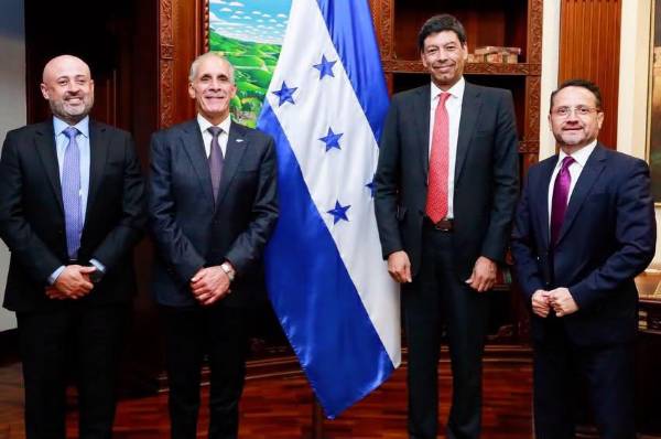 <i>En la reunión con el presidente de Honduras, Nasry Asfura, participaron Javier Suárez, presidente de Davivienda Group, y Reinaldo Romero, vicepresidente ejecutivo internacional. Foto de cortesía</i>