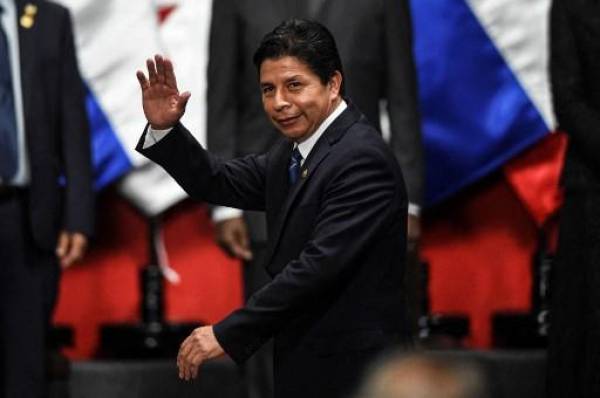 Caos político en Perú por la disolución del Congreso y renuncia de ministros