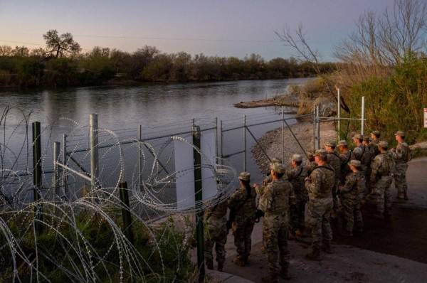 <i>Soldados de la Guardia Nacional hacen guardia en las orillas del río Grande en Shelby Park el 12 de enero de 2024 en Eagle Pass, Texas. La Guardia Nacional de Texas continúa su bloqueo y vigilancia de Shelby Park en un esfuerzo por disuadir la inmigración ilegal. El Departamento de Justicia ha acusado a la Guardia Nacional de Texas de impedir que los agentes de la Patrulla Fronteriza realicen sus tareas a lo largo del río. Brandon Bell/Getty Images/AFP </i>