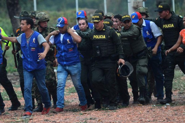 Venezuela: Represión, deserciones y ayuda detenida en frontera