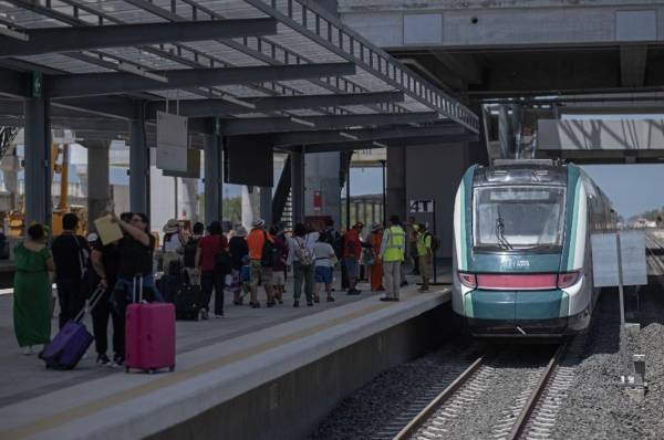 <i>Los pasajeros esperan para abordar el Tren Maya en la estación de Cancún en México el 18 de abril de 2024. FOTO CARL DE SOUZA/AFP</i>