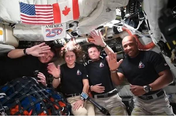 Captura de video tomada de la cuenta oficial en X @NASA que muestra desde la izquierda a los astronautas; Reid Wiseman, Christina Koch, Jeremy Hansen y Victor Glover saludando durante una conversación en directo desde la nave Orión de la misión Artemis II. EFE/ @NASA
