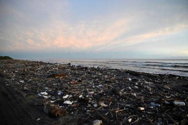 Una playa llena de residuos plásticos y otros desechos se ve en Omoa, Honduras, el 11 de septiembre de 2022. Lo mismo sucede en las paradisíacas playas del Caribe hondureño, que reciben miles de toneladas de desechos de Guatemala. FOTO ORLANDO SIERRA / AFP