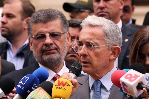 <i>Foto de archivo del expresidente Álvaro Uribe (d), habla con los medios de comunicación acompañado por el abogado Jaime Granados (i). EFE/MAURICIO DUEÑAS CASTAÑEDA</i>