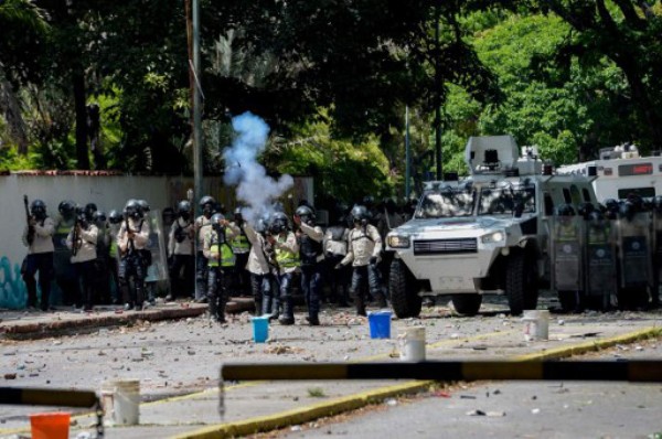 Venezuela: Estudiantes chocan con policías en nueva jornada protestas