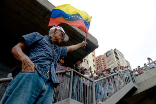 Venezuela: Policía dispersa 'marcha de los abuelos' con gas pimienta