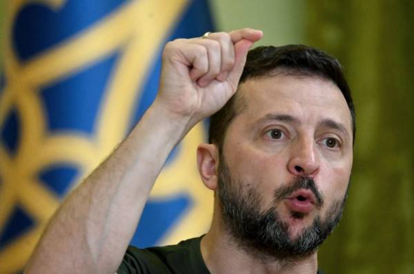 <i>El presidente de Ucrania, Volodymyr Zelensky, hace un gesto mientras habla durante su conferencia de prensa en Kiev el 15 de julio de 2024, en medio de la invasión rusa en Ucrania. FOTO Serguéi SUPINSKY / AFP</i>