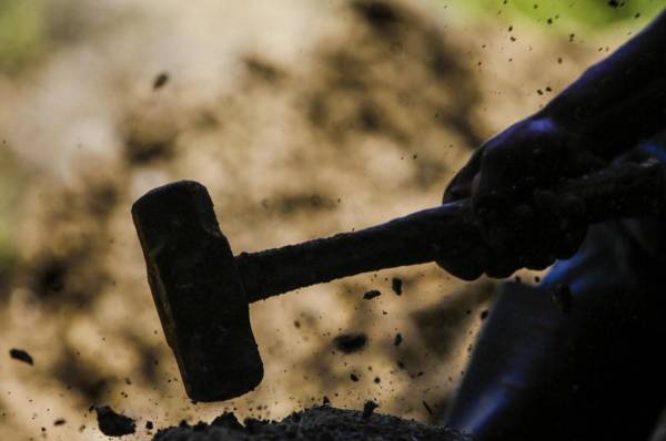 <i>Un minero tritura roca con un martillo para extraer oro en la mina de oro Bambanita a unos 20 km de la ciudad de Rosita en la Región Autónoma de la Costa Caribe Norte en el noreste de Nicaragua, el 6 de marzo de 2017. FOTO INTI OCON / AFP</i>