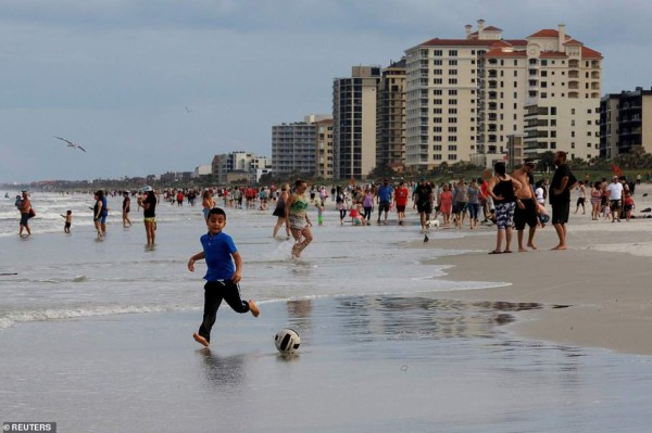 Playas de Florida vuelven a llenarse pese al avance del coronavirus