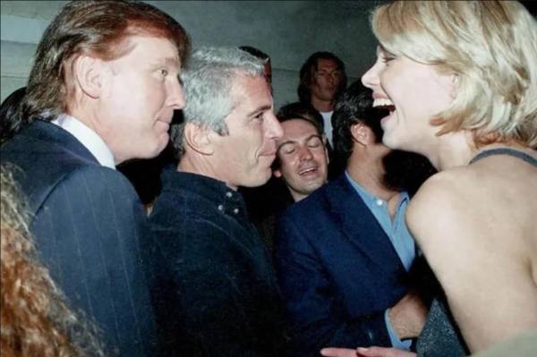 <i>Fotografía del presidente de los Estados Unidos, Donald Trump (i), hablando con una mujer junto a Jeffrey Epstein. EFE/Oversight Dems</i>