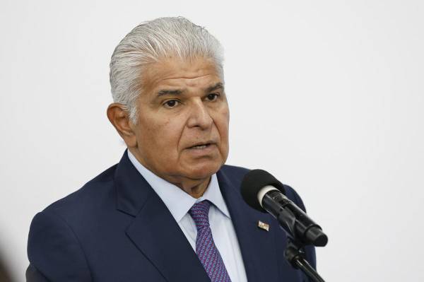 <i>El presidente de Panamá, José Raúl Mulino, habla durante una rueda de prensa este jueves, en el Aeropuerto Internacional de Tocumen, en Ciudad de Panamá (Panamá). Mulino agradeció al Parlamento por aprobar una ley que establece un impuesto del 15 % sobre la renta bruta generada en el país a las multinacionales que no demuestren su actividad económica, y expresó su expectativa de que saque a Panamá de la lista de la Unión Europea (UE) de jurisdicciones no cooperantes en materia tributaria. EFE/ Bienvenido Velasco</i>