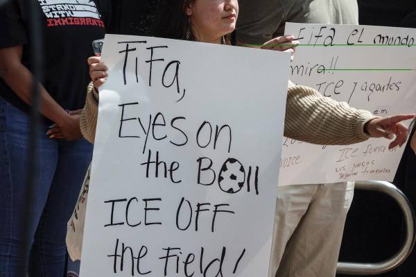 <i>Activistas proinmigrantes asisten a una rueda de prensa para pedir a las autoridades de Miami-Dade y de la FIFA que protejan a los asistentes al Mundial de la presencia de ICE, en Coral Gables, Florida (EE.UU.). EFE/EPA/CRISTOBAL HERRERA-ULASHKEVICH</i>