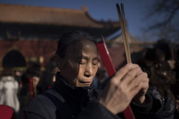 China entra en el año del Perro sin petardos y fuegos artificiales