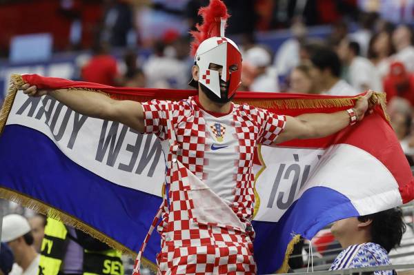 <i>Un aficionado de Croacia anima este miércoles, en un partido del grupo L del Mundial de la FIFA 2026 entre Inglaterra y Croacia en el estadio AT&amp;T en Dallas (EE.UU.). EFE/ Mariscal</i>