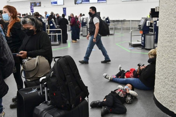 Passengers of Aeromexico wait for flights after more than 70 pilots have tested positive for Covid-19 coronavirus, at Benito Juarez international airport in Mexico City, on January 8, 2022. - The Central American nation recorded 28,023 new infections on the eve, the second highest since the start of the pandemic, for a total of more than four million cases. Mexico has officially recorded 300,101 deaths since March 2020, including 168 in the last 24 hours, the health ministry said. (Photo by PEDRO PARDO / AFP)